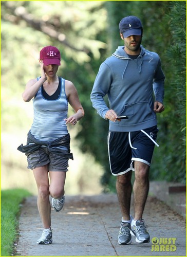  Natalie Portman & Benjamin Millepied Jog in Los Feliz