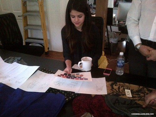  Selena working)