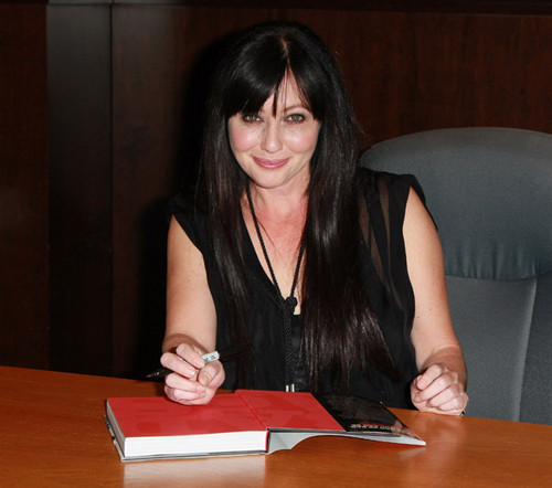  Shannen - Book Signing For "Badass" - December 14, 2010