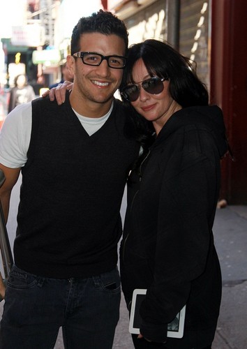  Shannen - Shannen and Mark Spotted In Midtown Manhattan - 1st April, 2010