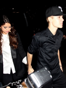  justin and selena arrive at belfast hotel