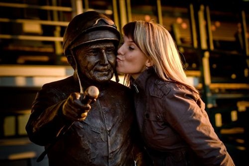  baciare with Vana statue