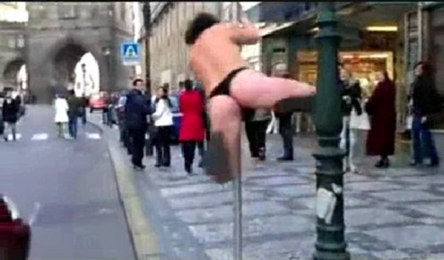  naked fat man dancing in the đường phố, street his đít, mông, ass