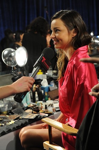 2011 Victoria's Secret Fashion tampil - Backstage