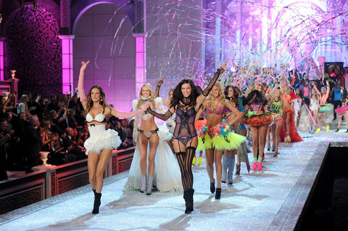  2011 Victoria's Secret Fashion প্রদর্শনী - বিমানের নির্মিত পথ