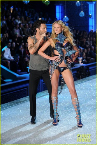  Adam Levine & Anne V - Victoria's Secret Fashion 显示 2011