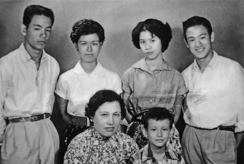 Bruce with his brothers,sisters&mother