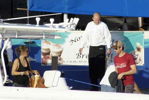  Enrique Iglesias and Anna Kournikova Board a bateau