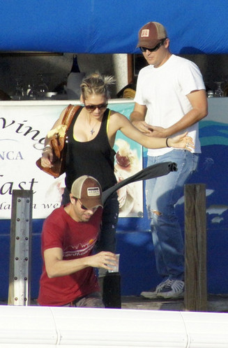  Enrique Iglesias and Anna Kournikova Board a лодка