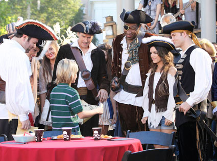  First Look At Hart Of Dixie’s Thanksgiving Episode—Pirate Style!