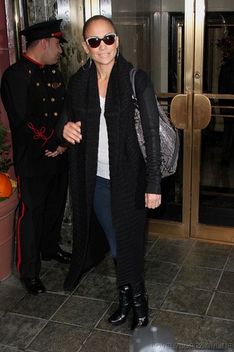  Jennifer Lopez Leaving her NY Hotel with her family
