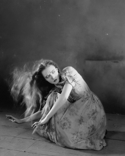  Lillian Gish - Promo shot for The Wind