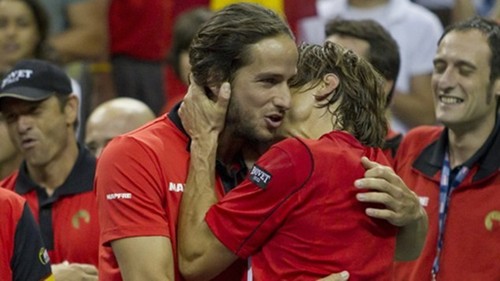 Lopez and Ferrer kiss