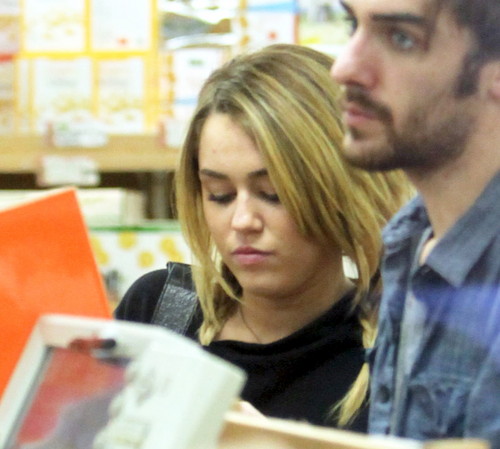  Miley Cyrus - 09. November- Shopping at Trader Joe's
