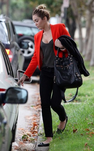  Miley Cyrus ~ 11. November- Taking a Walk in LA