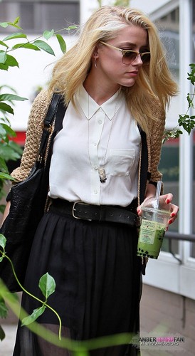  STOPS BY URTH CAFE IN LOS ANGELES (NOVEMBER 9TH)