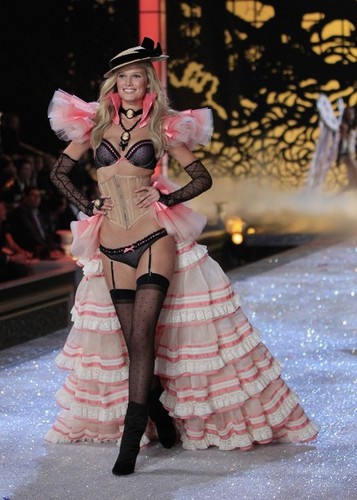  Victoria’s Secret Fashion tampil 2011 - landasan terbang, landasan pacu
