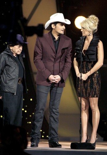  11/09/11 - CMA Awards - ipakita