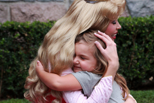  Aurora and a little girl at Disneyland