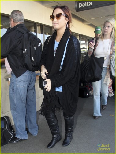  Demi Lovato in LAX airport on Tuesday (November 15) in Los Angeles