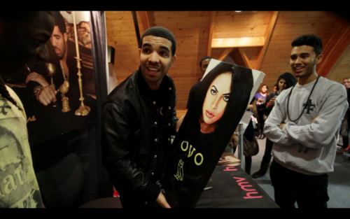 Drake holding AALIYAH picture