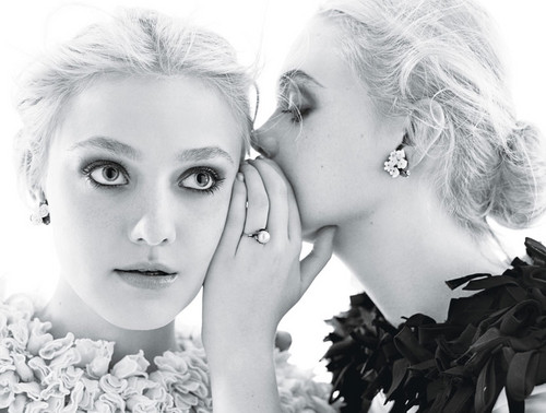  Elle & Dakota Fanning سے طرف کی Mario Sorrenti for 'W Magazine'