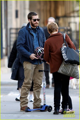  Jake Gyllenhaal Spends the день with Niece Ramona