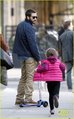  Jake Gyllenhaal Spends the দিন with Niece Ramona