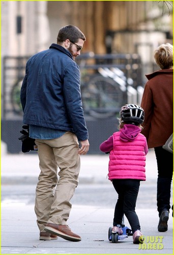  Jake Gyllenhaal Spends the दिन with Niece Ramona
