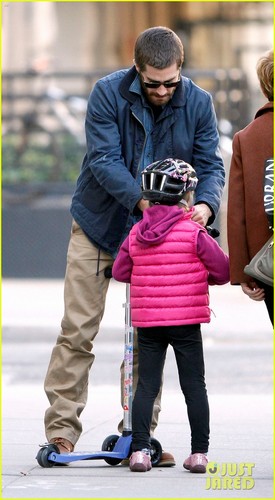  Jake Gyllenhaal Spends the দিন with Niece Ramona