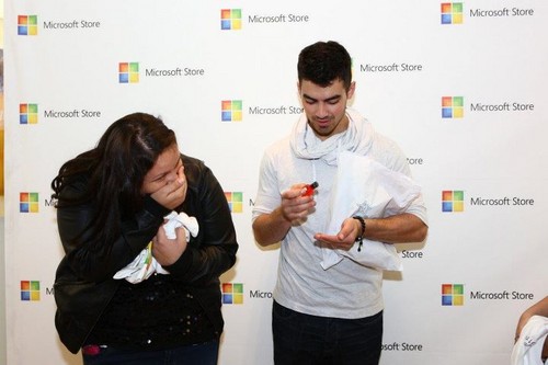  Joe Jonas Microsoft Opening bức ảnh 2011