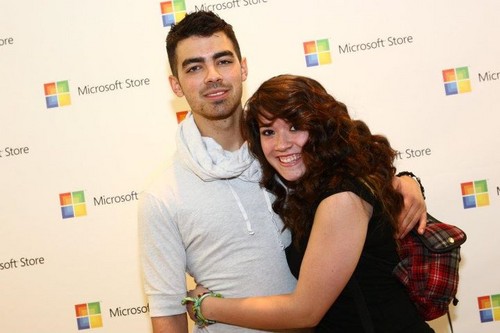  Joe Jonas Microsoft Opening 写真 2011