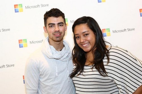  Joe Jonas Microsoft Opening picha 2011