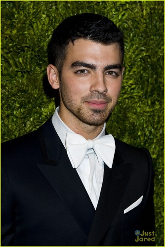  Joe Jonas arrives at the 2011 CFDA/Vogue Fashion Fund Awards