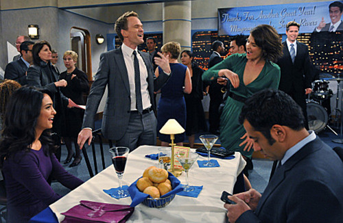  Kal Penn in a Promotional ছবি for 7x10 "Tick, Tick, Tick" ~ 'How I Met Your Mother'
