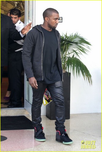  Kanye West: Shopping in Miami