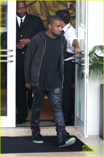  Kanye West: Shopping in Miami