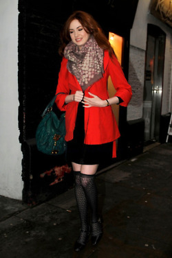  Karen Gillan candid Londra - November 2011
