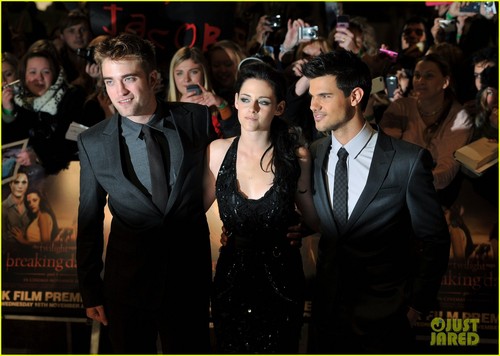 Kristen Stewart & Robert Pattinson Premiere 'Breaking Dawn' in लंडन