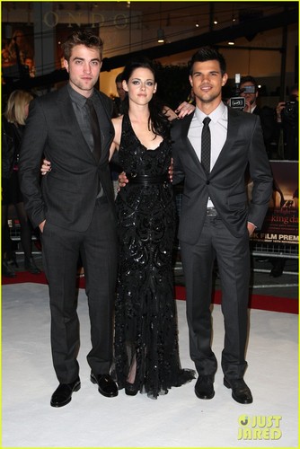  Kristen Stewart & Robert Pattinson Premiere 'Breaking Dawn' in लंडन