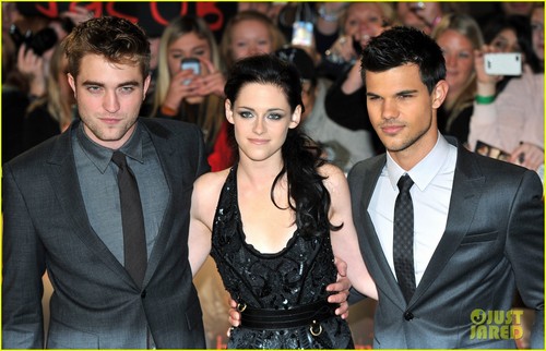  Kristen Stewart & Robert Pattinson Premiere 'Breaking Dawn' in 런던