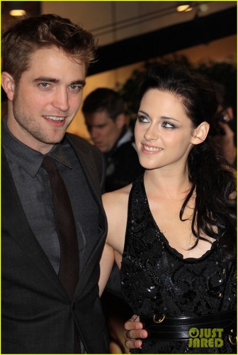  Kristen Stewart & Robert Pattinson Premiere 'Breaking Dawn' in লন্ডন