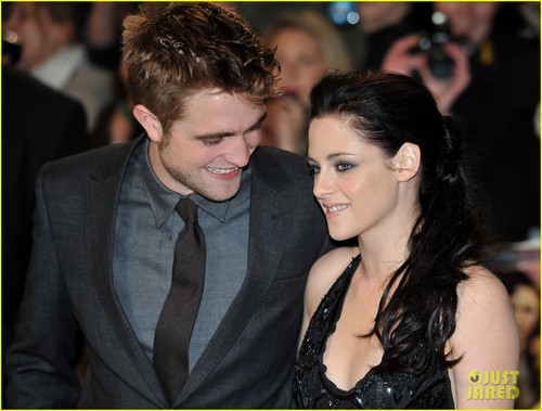  Kristen Stewart & Robert Pattinson Premiere 'Breaking Dawn' in London
