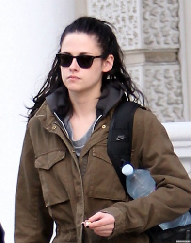  Kristen Stewart Spotted Leaving Robert Pattinson's Londres inicial - November 16, 2011.