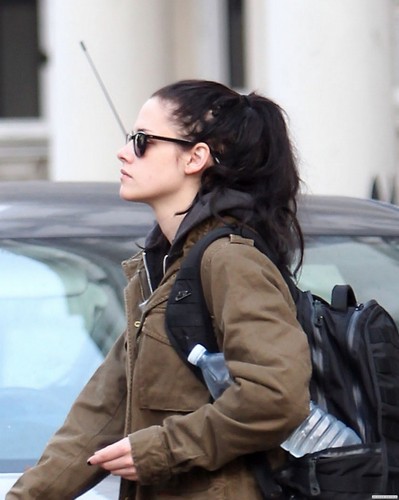  Kristen Stewart Spotted Leaving Robert Pattinson's 伦敦 首页 - November 16, 2011.