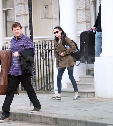  Kristen Stewart Spotted Leaving Robert Pattinson's London ہوم - November 16, 2011.