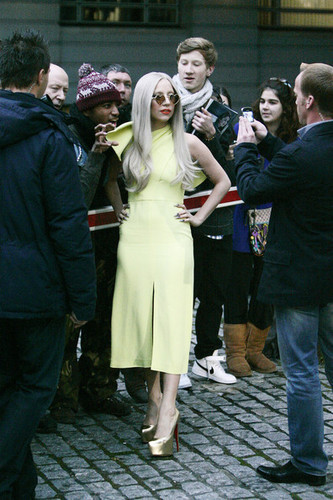  Lady Gaga greets her fãs before she leaves the Lanesborough Hotel in London.