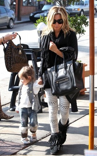  NOVEMBER 16TH - Ashley arriving at Cafe Vida with her Mom and niece Mikayla