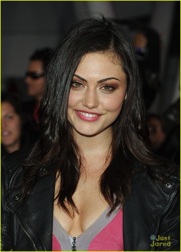  Phoebe Tonkin out at the premiere of The Twilight Saga: Breaking Dawn - Part 1 (November 14)