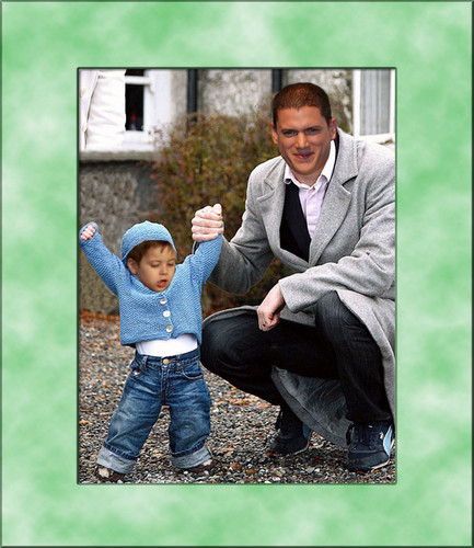  Prison Break - Michael Scofield and his little son MJ